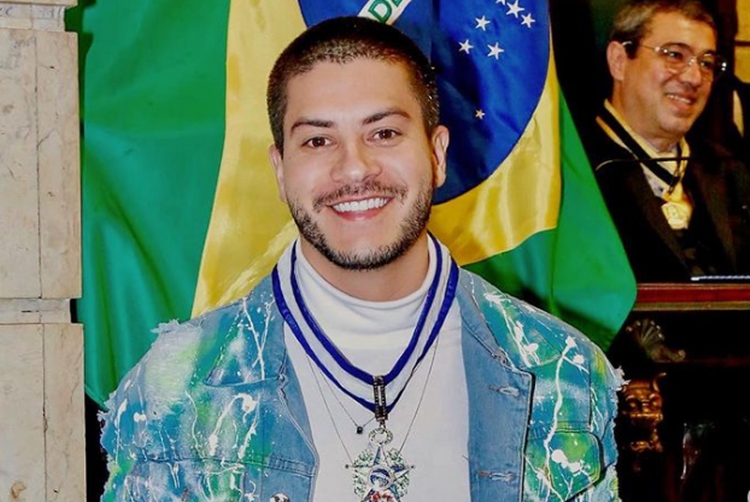 Arthur Aguiar recebe honraria e afirma: “Honrado e feliz!”