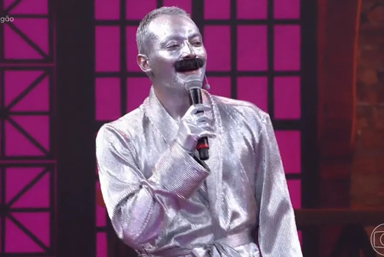 Eduardo Sterblitch como Freddie Mercury prateado Eduardo Sterblitch como Freddie Mercury prateado