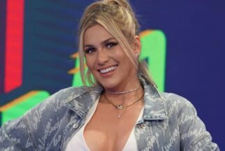 Lívia Andrade posa como veio ao mundo na cachoeira e deixa a web