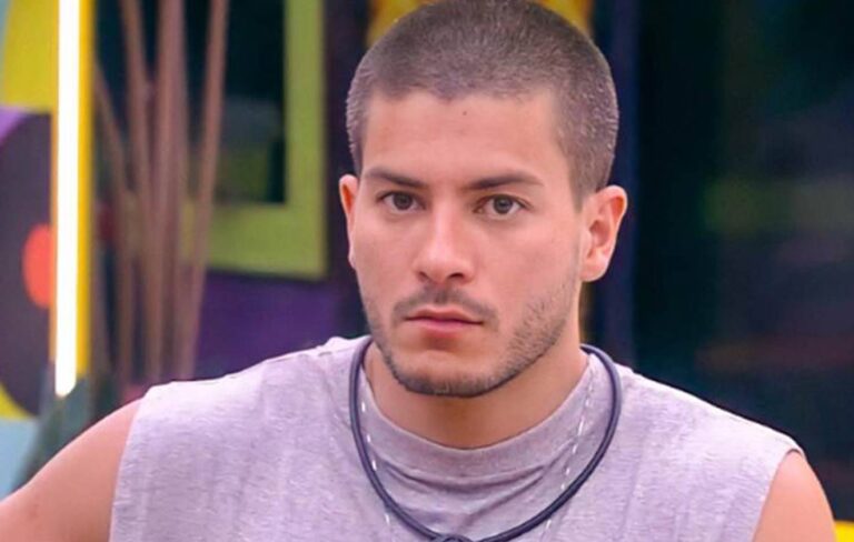 Arthur Aguiar se muda para luxuosa mansão após divórcio de Maíra Cardi