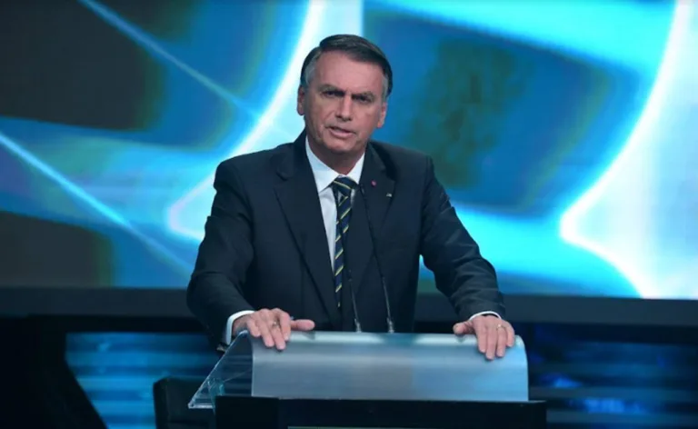 Bolsonaro ergue a taça da Libertadores em encontro com o time do Flamengo; veja o vídeo