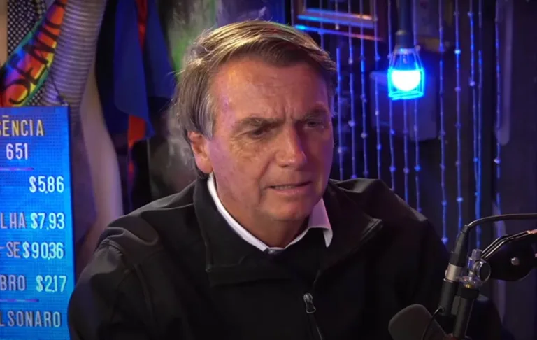 Flávio Bolsonaro fala sobre derrota do pai: ”Deus no comando”
