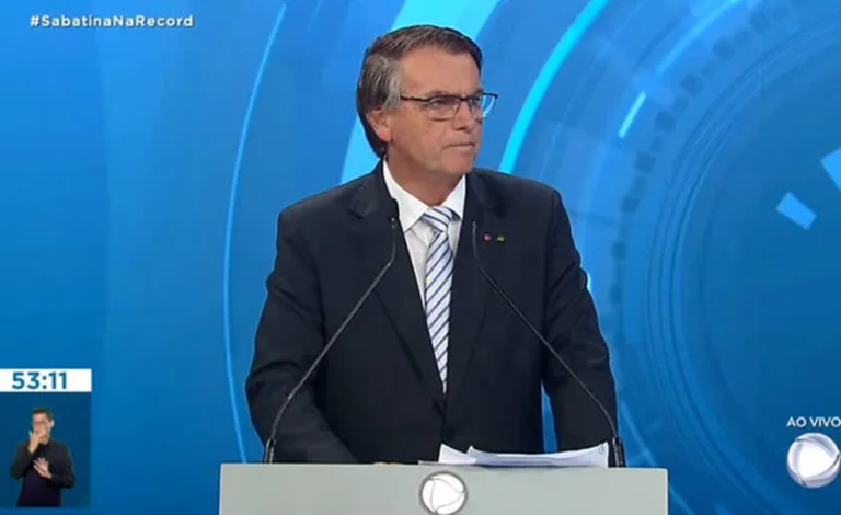 Em sabatina na Record TV, Bolsonaro critica Lula: “fujão”