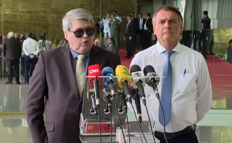 Datena surge ao lado de Jair Bolsonaro e ‘entrega’ a sua posição para o segundo turno