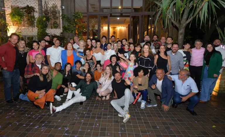 Elenco de ‘Poliana Moça’ do SBT realiza confraternização em pizzaria de SP