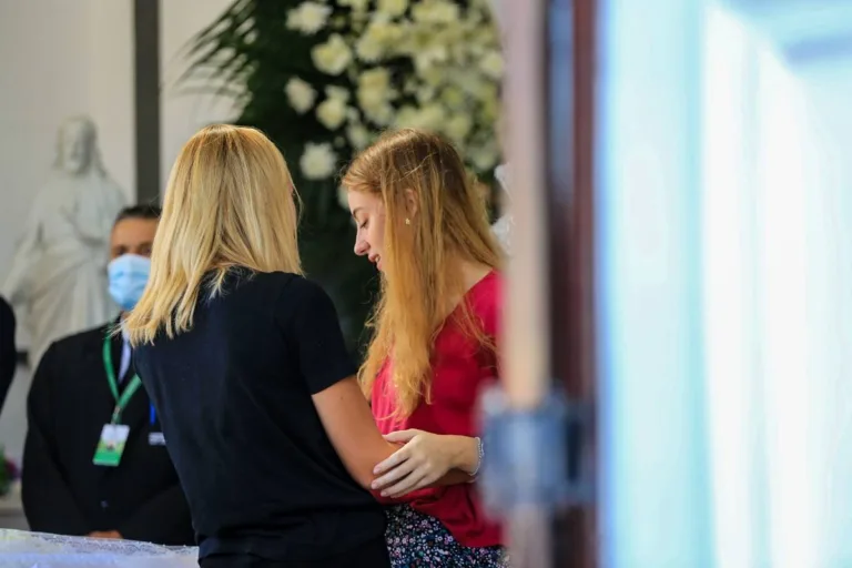 Filha de Susana Naspolini aparece no velório da mãe e emociona