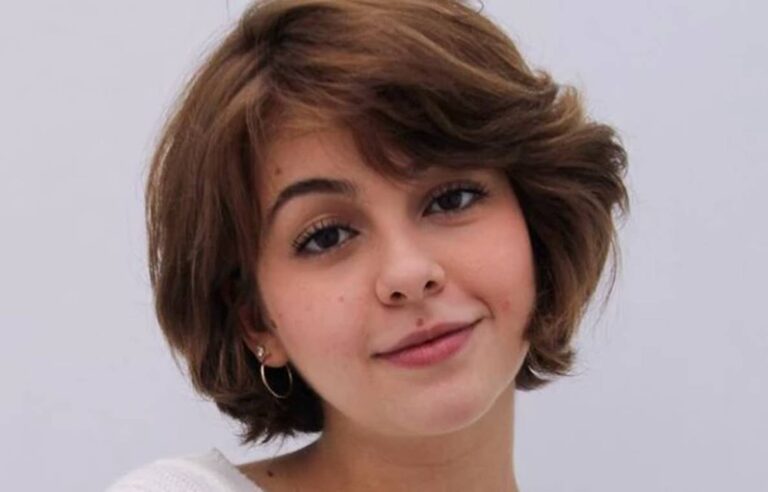 Klara Castanho completa 22 anos e ganha festa surpresa