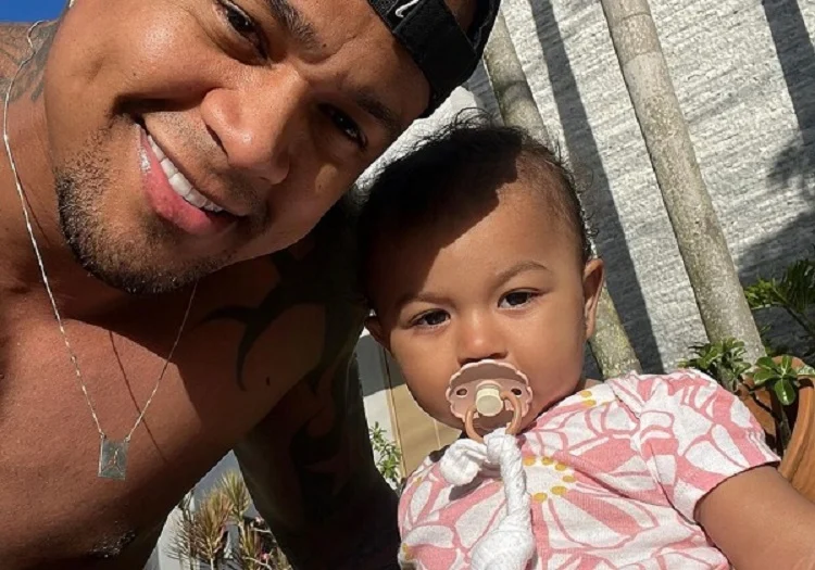 Léo Santana faz tatuagem em homenagem à filha Liz