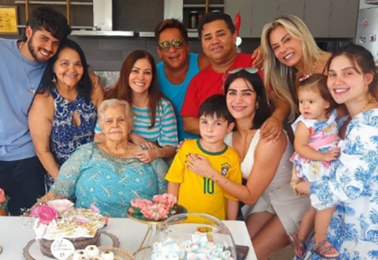 Leonardo com a mãe e família - Instagram