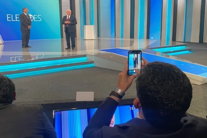 Sérgio Moro tira foto de Lula durante debate na Globo (Foto: Reprodução/Twitter)