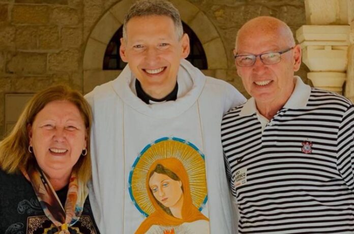 Padre Marcelo Rossi com o pai e a mãe