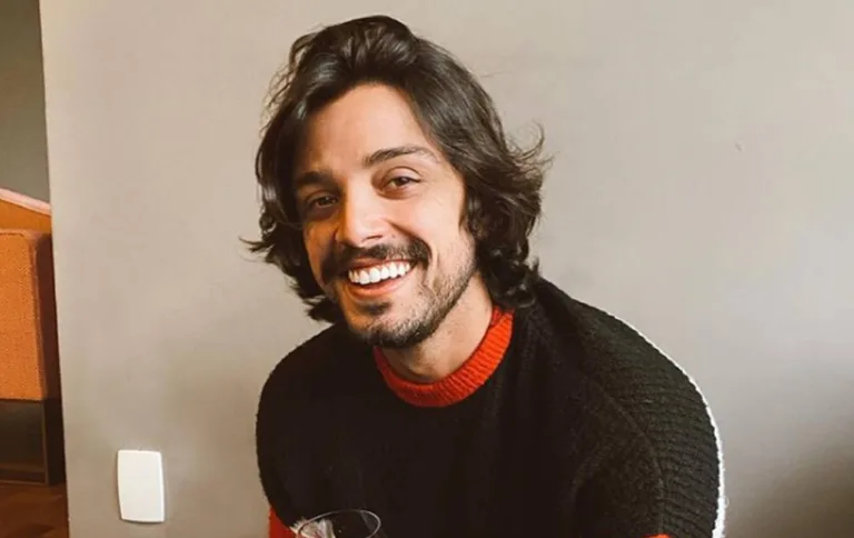 Rodrigo Simas desabafa sobre sua sexualidade: “amadurecendo”