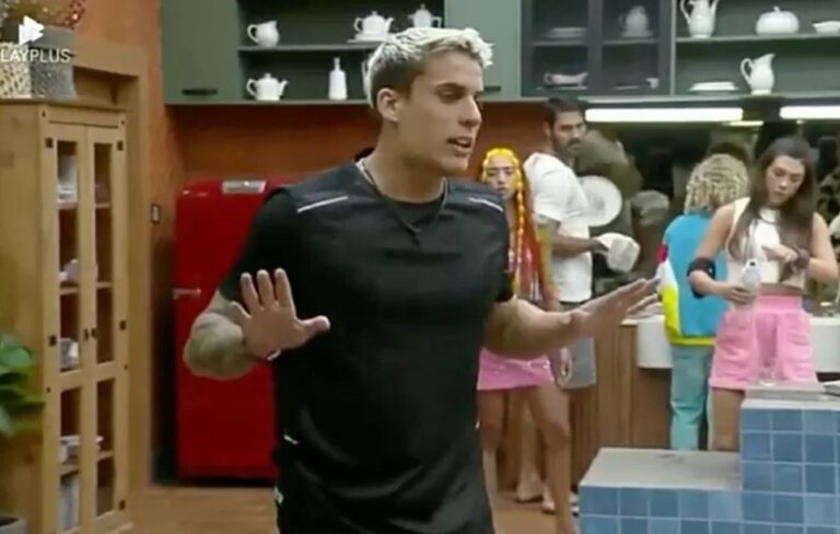 A Fazenda 14: Tiago Ramos e Tati batem boca e clima esquenta