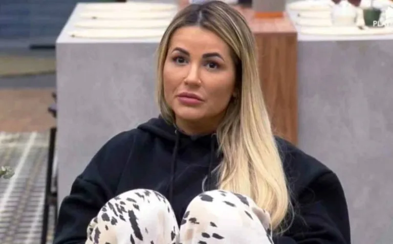 Deolane Bezerra surge com namorado e faz mistério