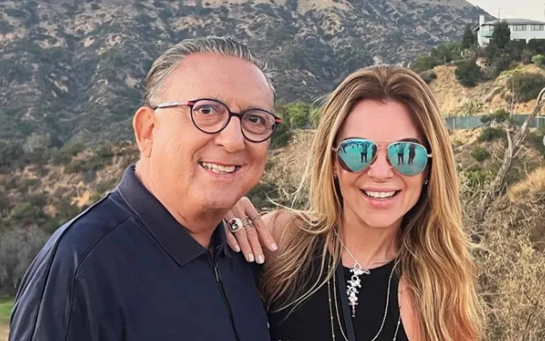Galvão Bueno resgata foto com a esposa e se declara: “meu amor”