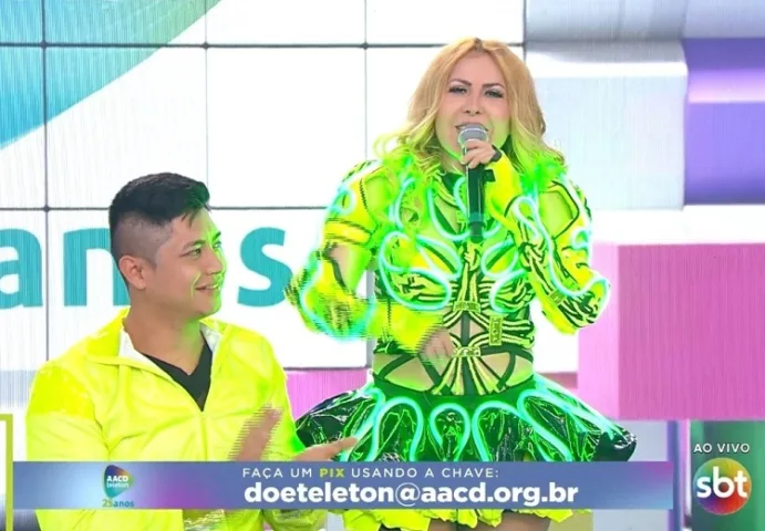 Joelma e bailarino Adriano (Foto: Reprodução/SBT)