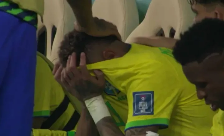 Neymar chora no banco de reservas do Brasil — Foto: Reprodução / Globo 