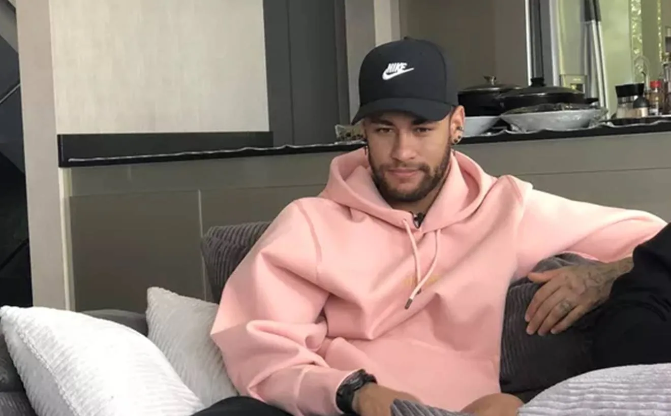 Neymar recebe carinho dos f s ap s elimina o do Brasil rea VIP