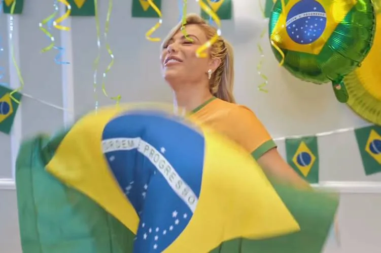 Poliana Rocha surge em clima de Copa do Mundo e web reage: ”Maravilhosa”