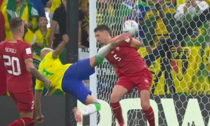 Richarlison marca duas vezes pelo Brasil