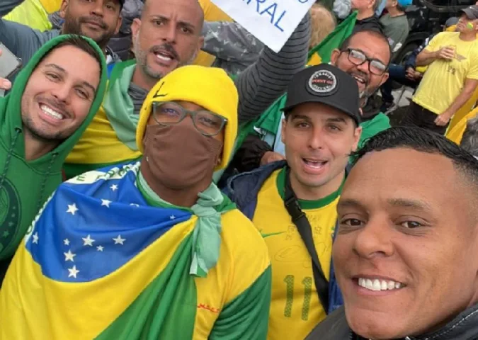 Robinho vai à manifestação bolsonarista (Foto: Twitter)