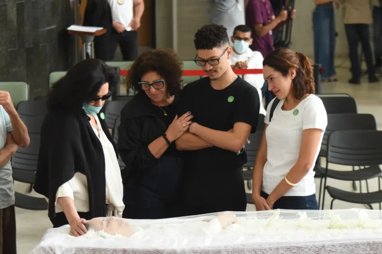 Famosos e parentes dão último adeus no velório de Gal Costa; veja imagens