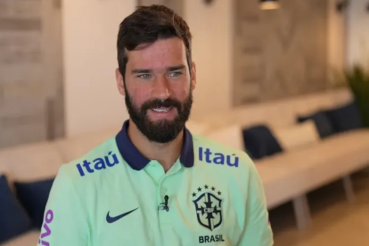 Goleiro Alisson é detonado na web após eliminação do Brasil