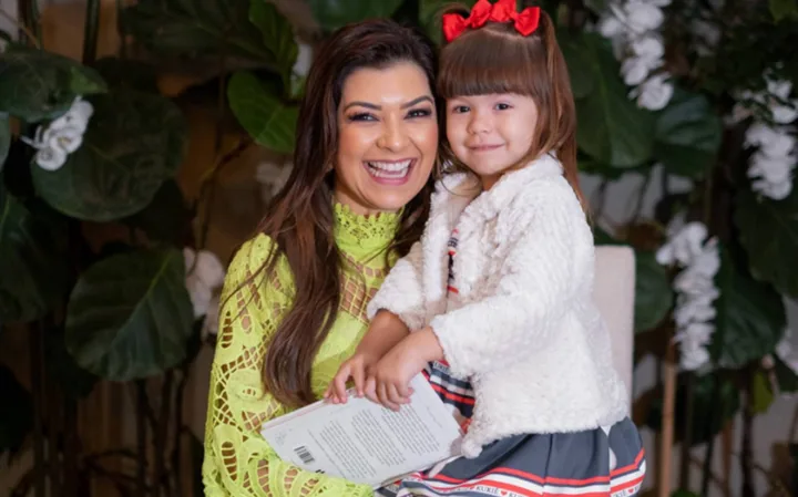 Amanda Françozo e sua filha, Vitória - Foto: Mariana Tessaroto/Divulgação