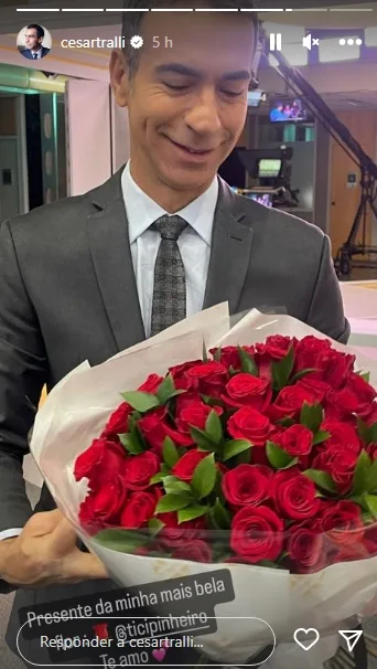 Cesar Tralli recebendo presente de Ticiane Pinheiro Instagram