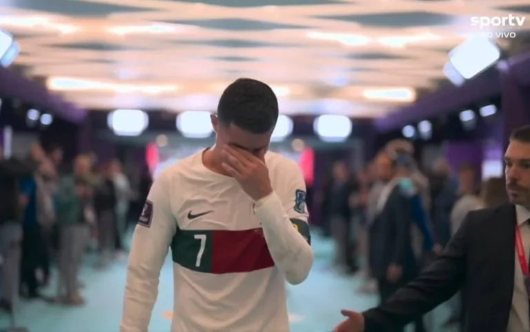 Cristiano Ronaldo vai aos prantos após eliminação de Portugal na Copa e quase é agredido por torcedor