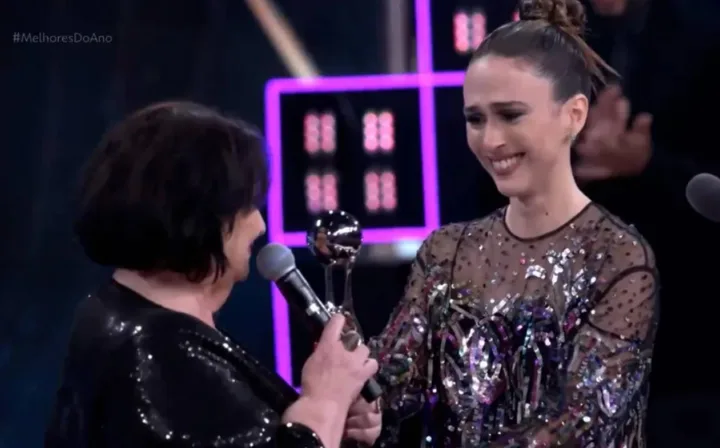 Tatá Werneck entrega seu troféu de Humor para dona Déa Lúcia — Foto: TV Globo