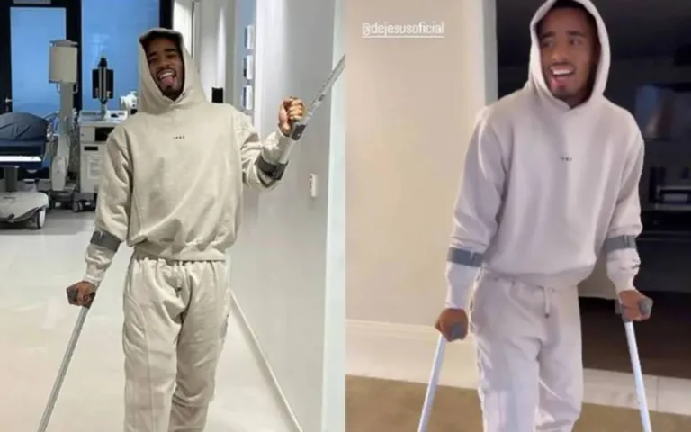Gabriel Jesus aparece andando de muletas após cirurgia: “Hora de ir pra casa”