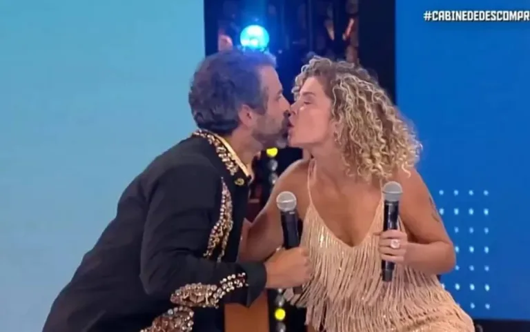 Bárbara e Iran Malfitano dão selinho ao vivo e Bia reage: “falam que é amizade”