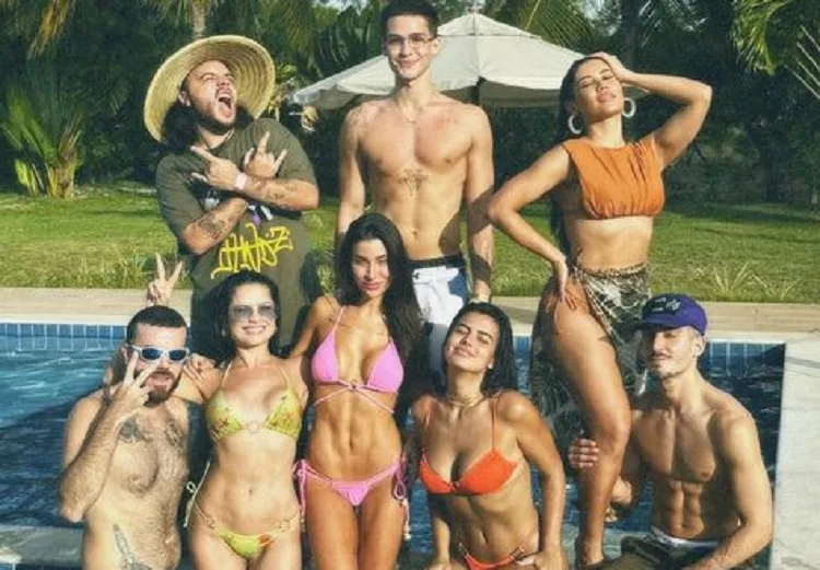 Juliette curte piscina com João Guilherme e outros influenciadores