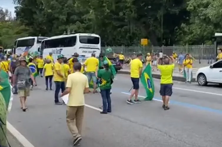 Manifestante expõe rotina de protestos e internet reage: ”Papel de palhaço”