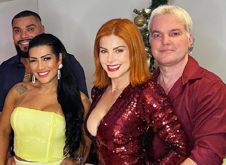 Moranguinho passa Natal com Deborah Albuquerque e é detonada na web