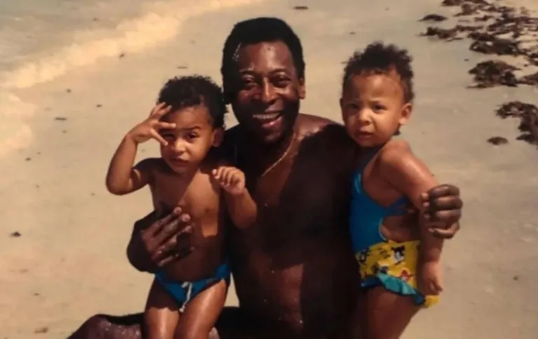 Filha caçula de Pelé presta homenagem ao pai: “meu lindinho”