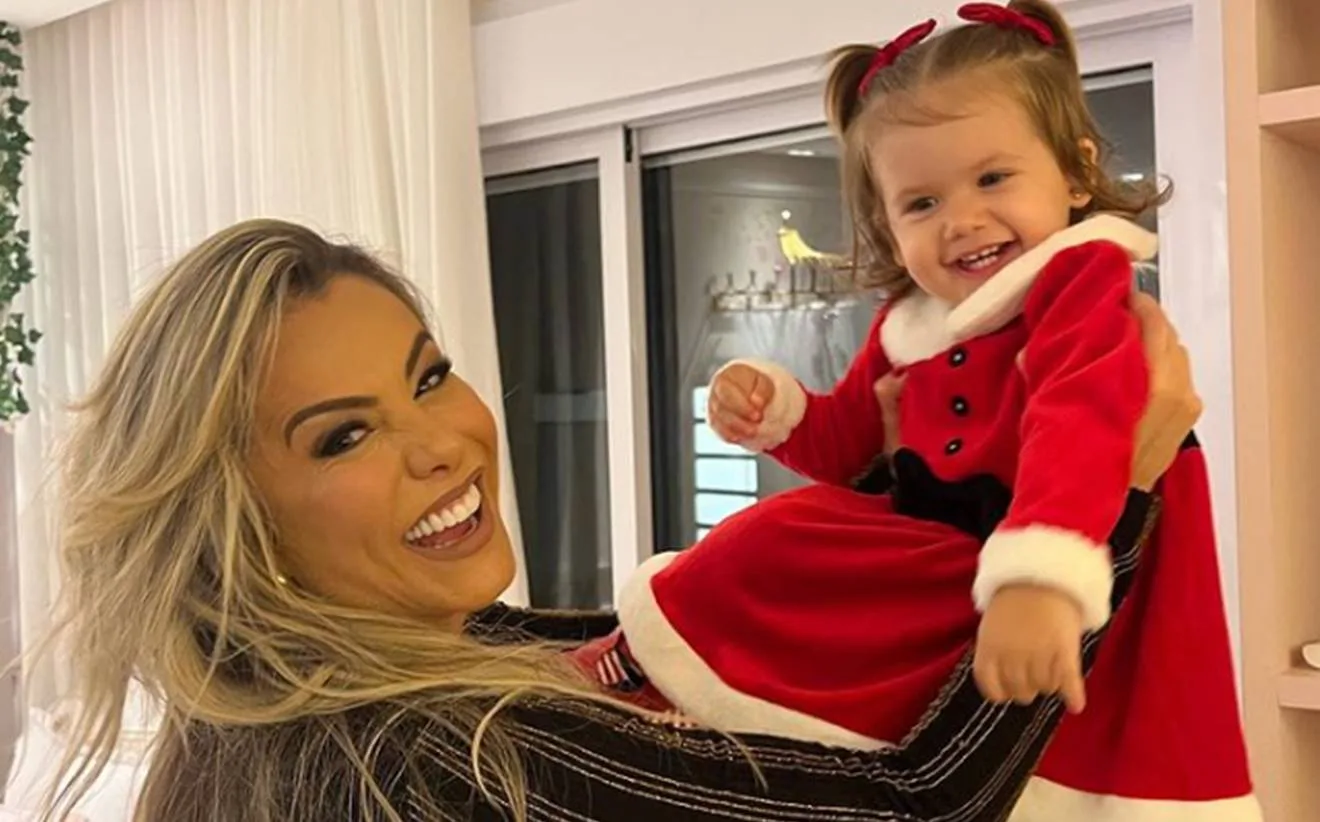 Poliana Rocha encanta ao posar com as netas em noite de Natal