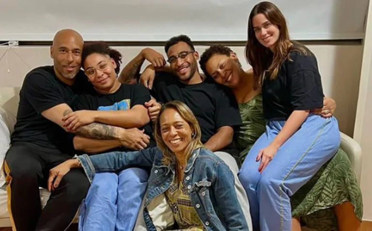 Filha de Pelé faz agradecimento após família passar Natal ao lado do Rei em hospital
