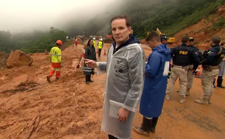 No ‘Domingo Espetacular’, Roberto Cabrini mostra tragédia em rodovia do Paraná