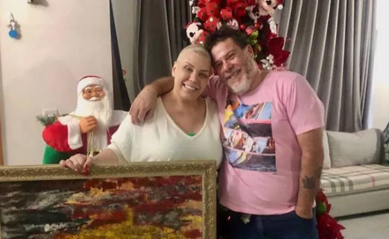 Simony se emociona ao receber presente após finalizar tratamento contra câncer