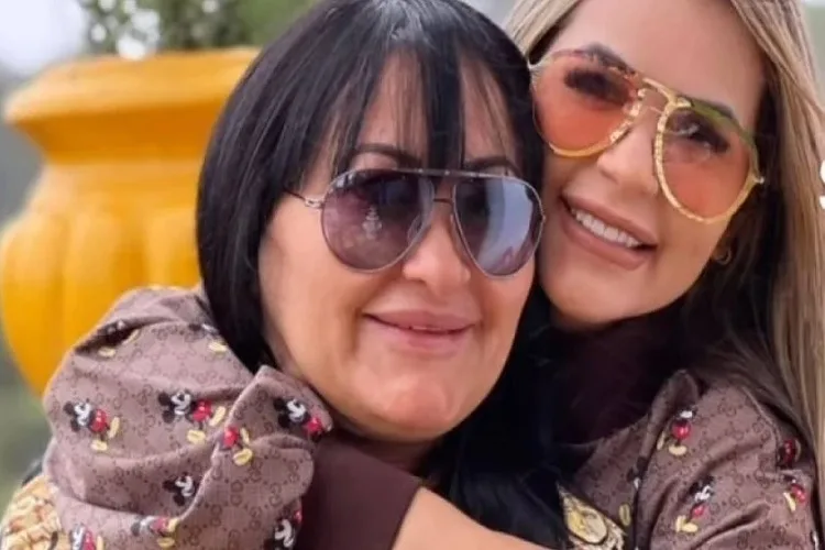 Mãe de Deolane Bezerra passa mal após prisão e ambulância é chamada às pressas