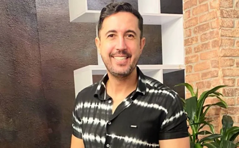 Thiago Rocha anuncia saída do ‘A Tarde é Sua’: “com muita dor no coração”