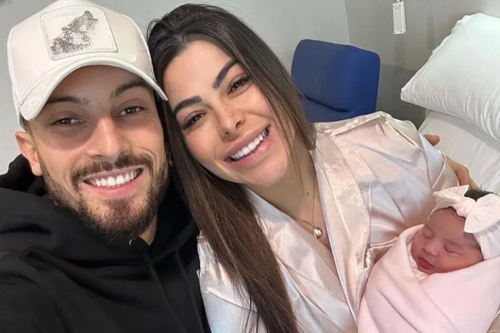 Alex Telles e Vitória Telles com a pequena Antonella 