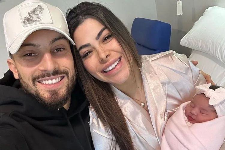 Alex Telles e Vitória Telles com a pequena Antonella