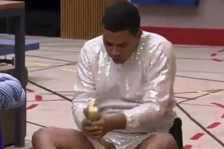 BBB23: bêbado, Bruno esfrega objeto de decoração da casa em seu órgão genital enquanto faz caras e bocas