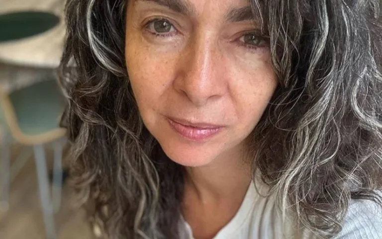 Claudia Ohana atualiza estado de saúde da filha após internação
