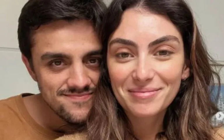 Felipe Simas expõe casamento e se declara para Mariana Uhlmann