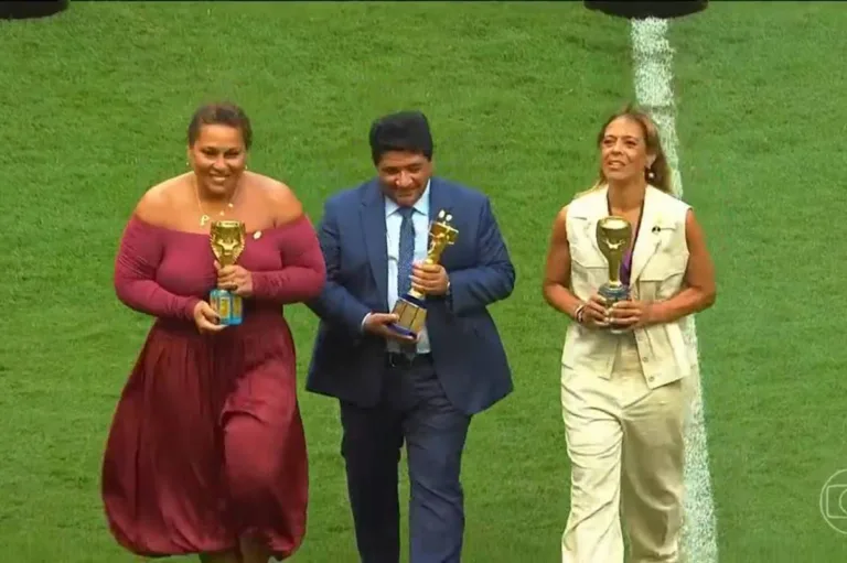 Pelé recebe homenagem na Supercopa do Brasil: ”Obrigado, Rei”