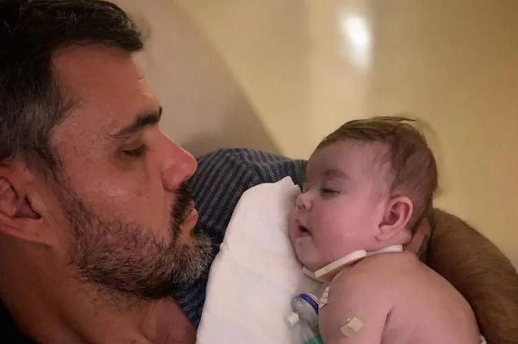 Juliano Cazarré aparece com filha nos braços e emociona: ”Colinho do meu papai”